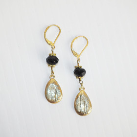 Teardrop shape earring with black glass stone in Gold